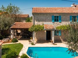 Rustic villa Janko with pool in Sveti Lovrec, Hotel in Vošteni