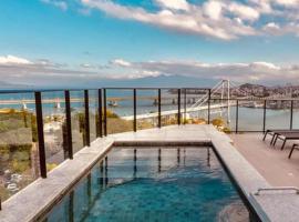 The Bridge by Xtay -Est&uacute;dios em Floripa com Piscina no Rooftop e Academia Completa, e f&aacute;cil acesso as Praias Populares, camera con cucina a Florian&oacute;polis