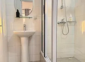 Dbl room with ensuite Bathroom and large windows, free parking