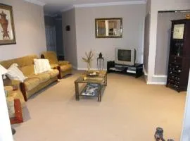 Mountain Park on 50 acres, beautiful views, river close by, sleeps 12, 5 bedroom