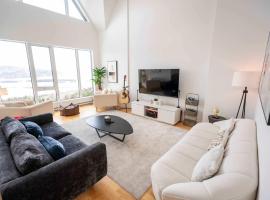 403 - Luxury Condo - Incredible View & Pool, Hotel in Baie-Saint-Paul