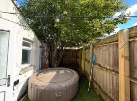 Peaceful Hot Tub Retreat with Private Garden