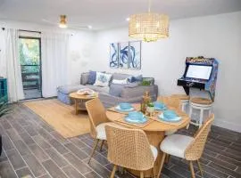 Completely remodeled condo, walk to beach, arcade, pool!