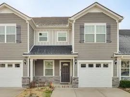 WFH Setup, Fenced Yard! Spacious Spring Hill Stay