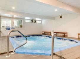 3 Mi to Story Land: All-Season Family Condo, Hotel in Bartlett