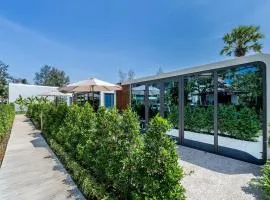 Apple House Stylish Seaside Retreat with Breakfast