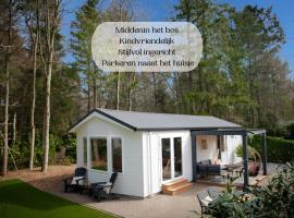 StayatSas Sam, middenin het bos, kindvriendelijk, stijlvol ingericht, parkeren naast het huisje,veel privacy, ruime tuin