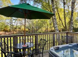 Heather Lodge 10 with Hot Tub, hotel di Belladrum