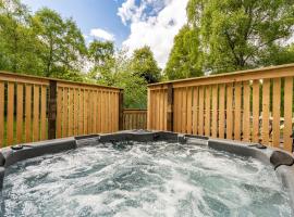 Bracken Lodge 6 with Hot Tub, hotel di Belladrum