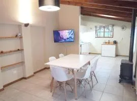 Hermosa casa con patio a una cuadra del lago