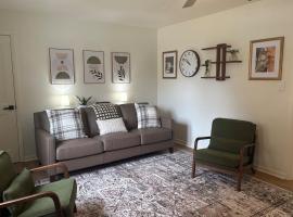 Modern 3 bedroom home downtown Forest city outstanding backyard, pet friendly, hotel a Forest City