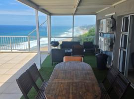 101 Camarque - 3 Bedroom Apartment In Umdloti - 180 Degree Sea Views, hotel din Umdloti