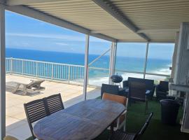 101 Camarque - 3 Bedroom Apartment In Umdloti - 180 Degree Sea Views, hotel din Umdloti