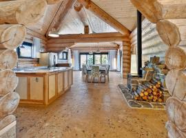 Cedar Heaven Lake Lodge, chalet in Queensport