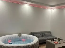 Jacuzzi Privé & Cinéma - Suite Romantique