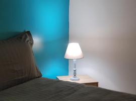 À la campagne, studio 25M2-pour 2p, CALME, wifi, jardin, parking, Hotel in Yèvres