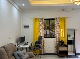 Apt with LUX Bathroom & Functional Workspace, Hotel in Sibulan