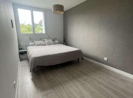 Chambre meublée avec dressing dans un grand appartement tout équipé au pied du tram cher habitant, ξενοδοχείο σε Lormont