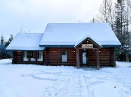 Rustic Log Chalet in Nature - Chalet Le Melisse, Hotel in Trois Rives