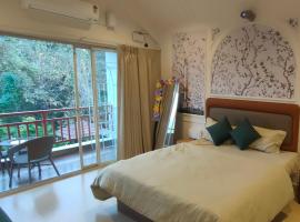 The Canopy Code - Karjat Weekend Getaway – hotel w mieście Dhamni