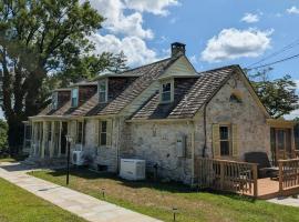Downingtown Manor - 1900s Farmhouse with Creek Views, hotel v destinácii Downingtown