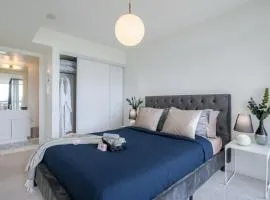 Stylish and Cozy 1BR plus Den Downtown with Free Parking