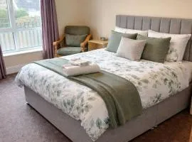 Quiet 2-Bed Suburb Stay, Free Parking & Near City