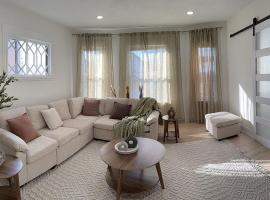 Stylish 3BR Revere Home Sleeps 8 Near Boston, Revere Beach and Airport, hotel a Revere