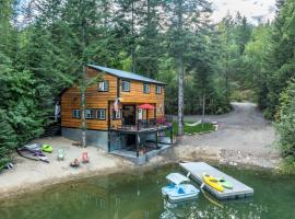 Hot Tub and Fire Pit Getaway on Pend Oreille River, hotel a Priest River