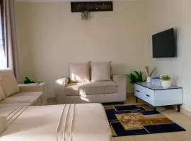 Modern Oasis 5 Mins to Acacia Mall CJs and Padel