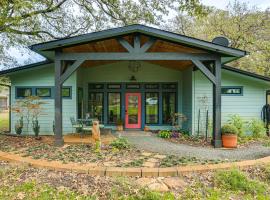 1 Mi to Marina Pottsboro Retreat with Patio and Yard!, hotel em Cartwright