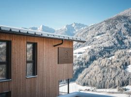 Lahnerhof Mountain Retreat Chalets with Sauna and Alpine Flair, khách sạn ở Lutago