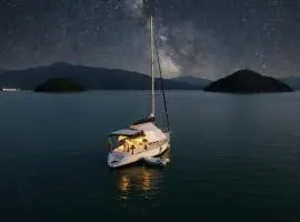 Pernoite e Passeio no Veleiro Catavento em Paraty