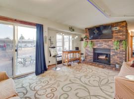 2 Blks to Snowmobile Trail Home with Patio in Siren, hotel en Siren