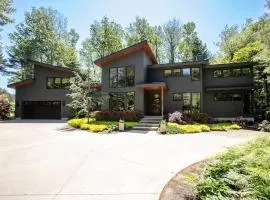 Blue Cedar-Family Friendly 5 Bedroom Home with Lake Access Hot Tub Pool Table and Private Gym