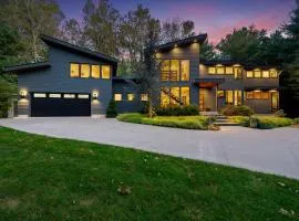 Blue Cedar-Family Friendly 5 Bedroom Home with Lake Access Hot Tub Pool Table and Private Gym