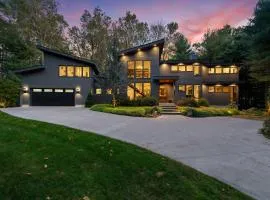 Blue Cedar-Family Friendly 5 Bedroom Home with Lake Access Hot Tub Pool Table and Private Gym