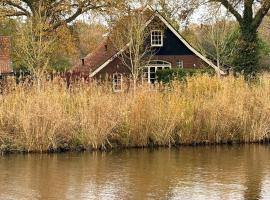 Huize Kroezzz sfeervolle authentieke vakantie woning met 3 slaapkamers, omheinde tuin en honden welkom，Goor的飯店