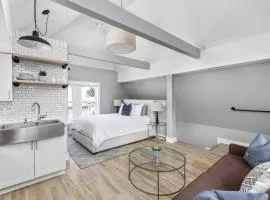 Midtown Modern Carriage Home Near Top Attractions Family Friendly