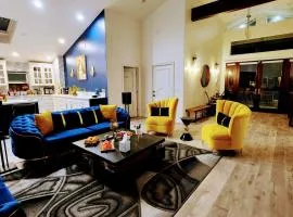 Entire Luxurious Vaulted Haven with Pool