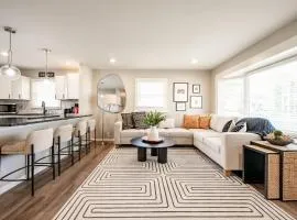 Hot Tub - Fire Pit - Shuffleboard - Walk to Track - Family Friendly