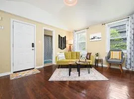 HostWise Stays - Block to AGH - King Bed, Free Off Street Parking