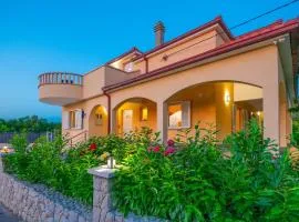 Holiday Home Villa Mile mit beheiztem Pool- Grill und Terrasse by Interhome