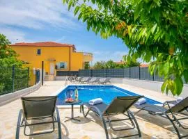 Holiday Home Villa Mile mit beheiztem Pool- Grill und Terrasse by Interhome