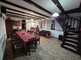 Casa Morosan Vilă cu grădină mare Saună și parcare privată, hotel i Mănăstirea Humorului