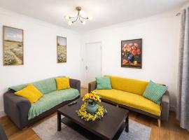 Heated 4 Bedroom House with 2 Bathrooms Near O2 and ExCeL, hotel din Plumstead