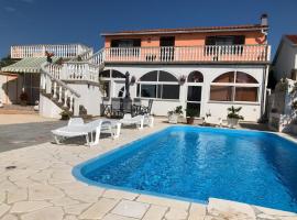 Apartment Großes Appartement by Interhome, hotelli kohteessa Grbe