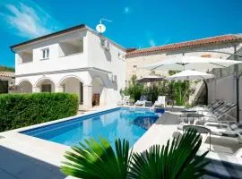 Holiday Home Villa Martin - Rückzugsort auf dem Land mit Pool by Interhome