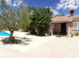 Holiday Home AQUA mit Pool by Interhome, hotel i Jadreški