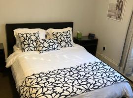 Cozy comfort room 20 mins away from city, hotel em Teaneck